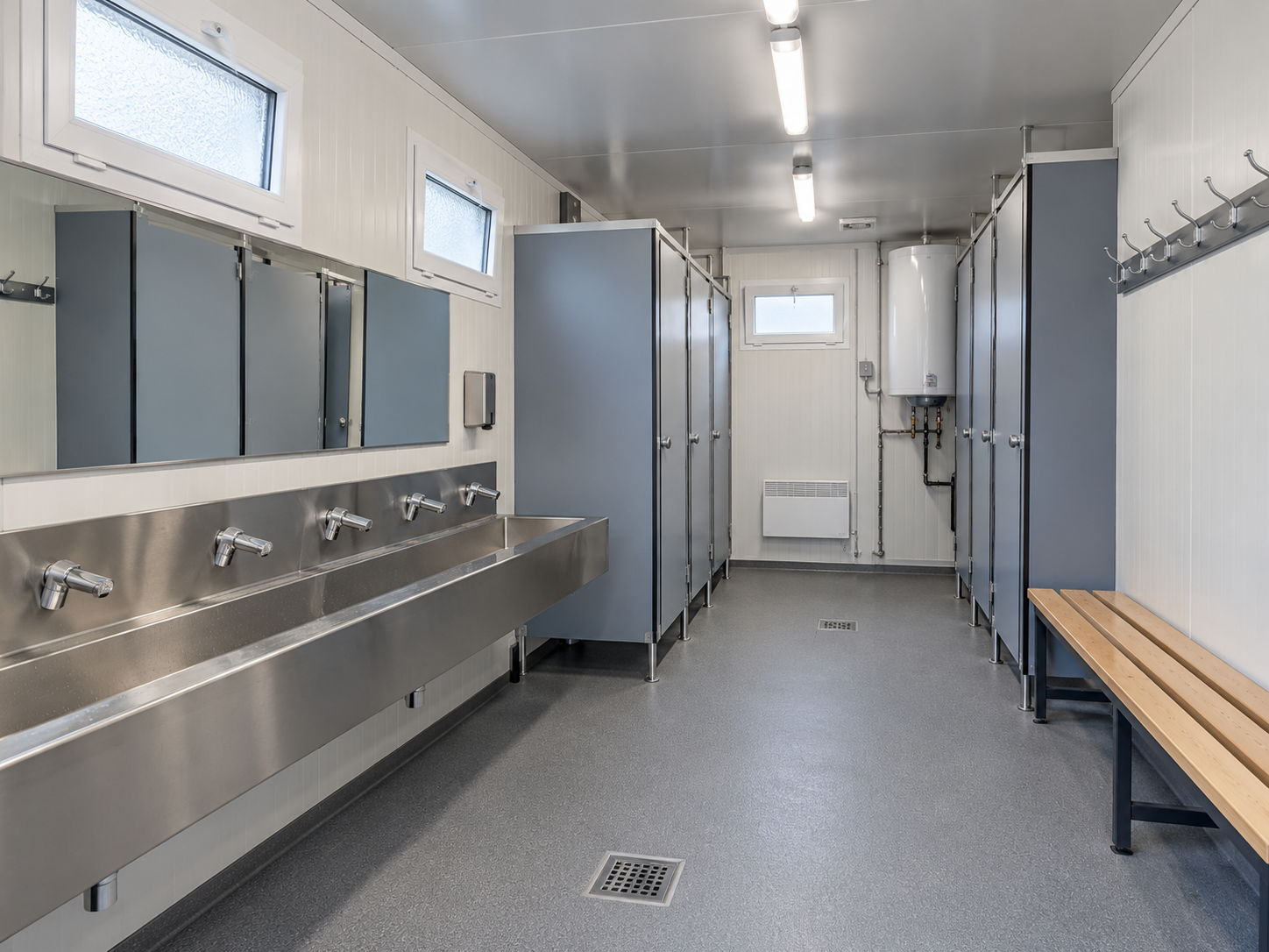 Módulo sanitario y vestuario 6x2,4 m con 2 WC, 2 duchas y termos - miniatura 2
